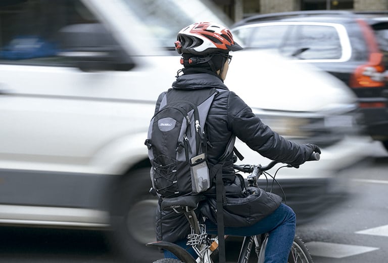 La atención a la conducción: ciclistas invisibles para los conductores